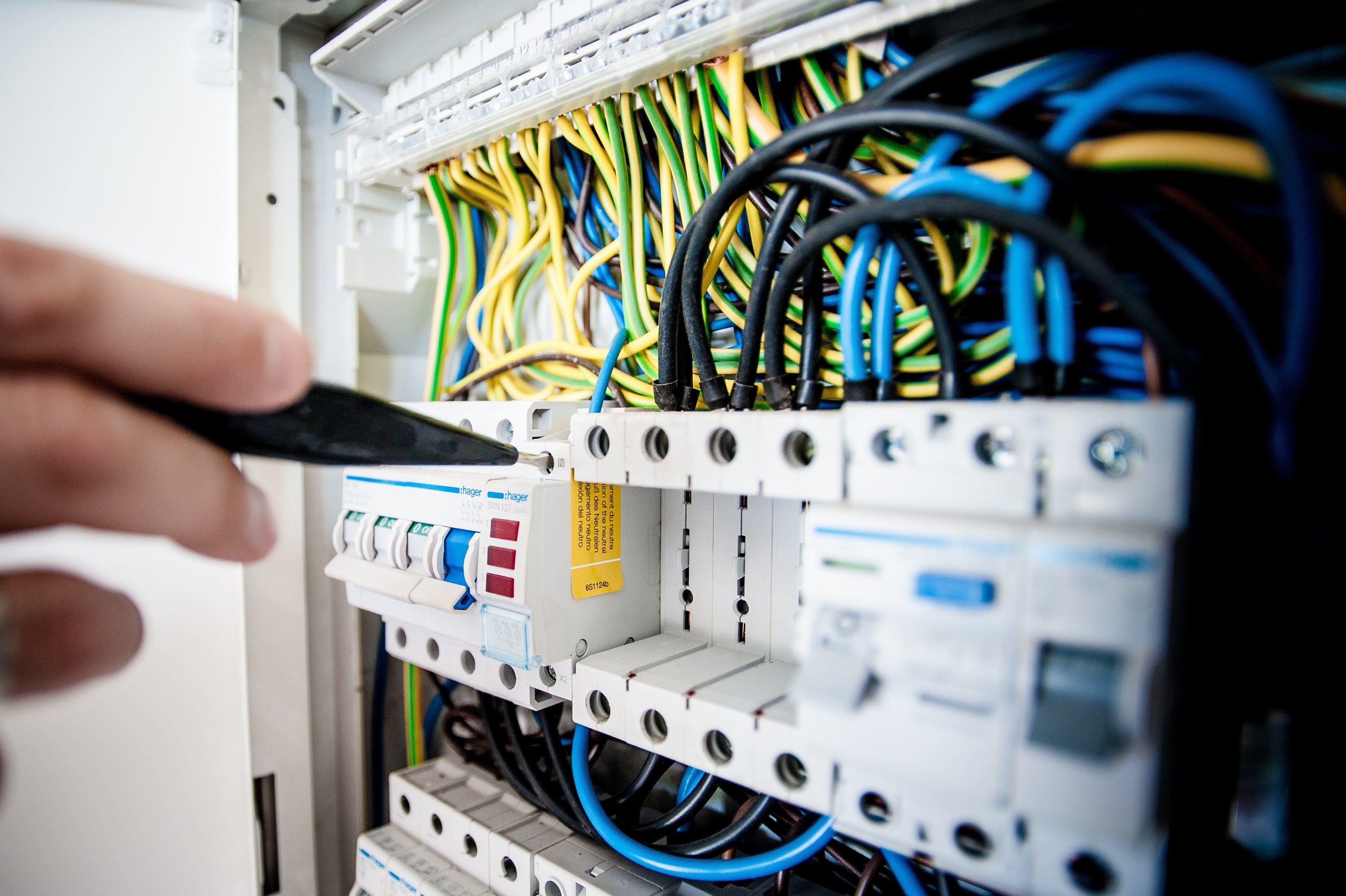 Four very important precautions for the installation of cables and busbar  trunking systems