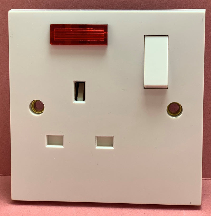 Quadrant XL Single Switched Socket With Neon SP 13A - VSS1SP-N